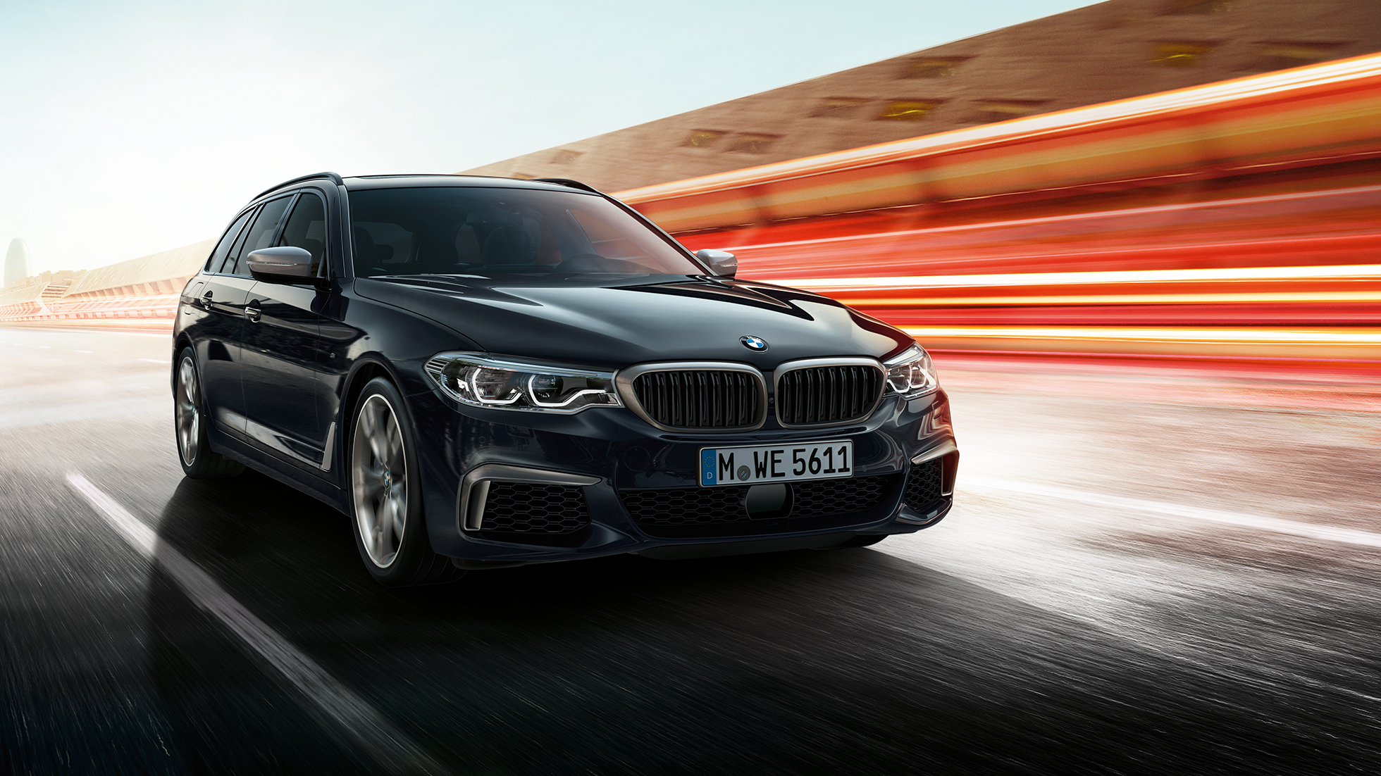 BMW dobbeltnyre BMW M550d xDrive Touring BMW dobbeltnyre BMW M550d xDrive Touring G31 Azurit Black Metallic nærbillede af forende