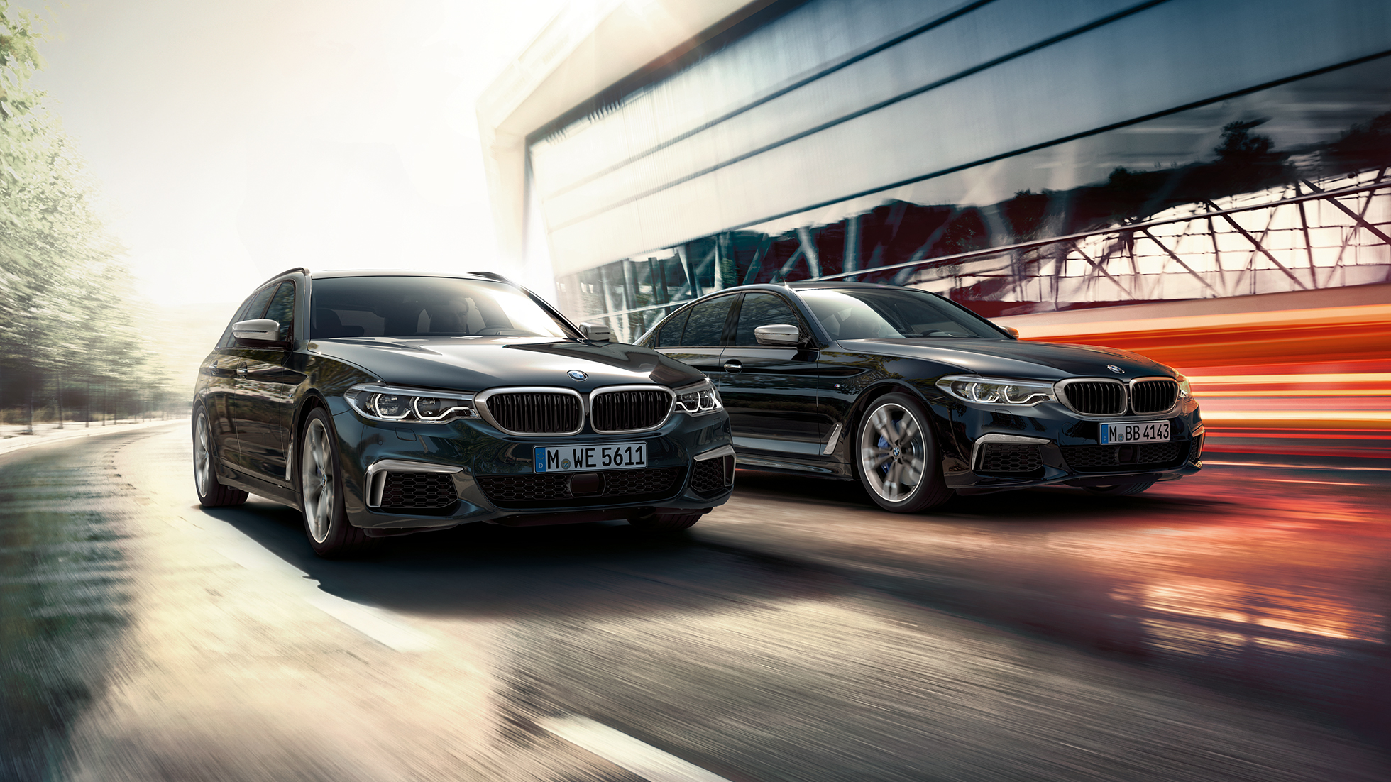 Køredynamik BMW M550d xDrive Touring Køredynamik BMW M550d xDrive Touring G31 Azurit Black Metallic set forfra let drejet BMW M550d Touring højdepunkter