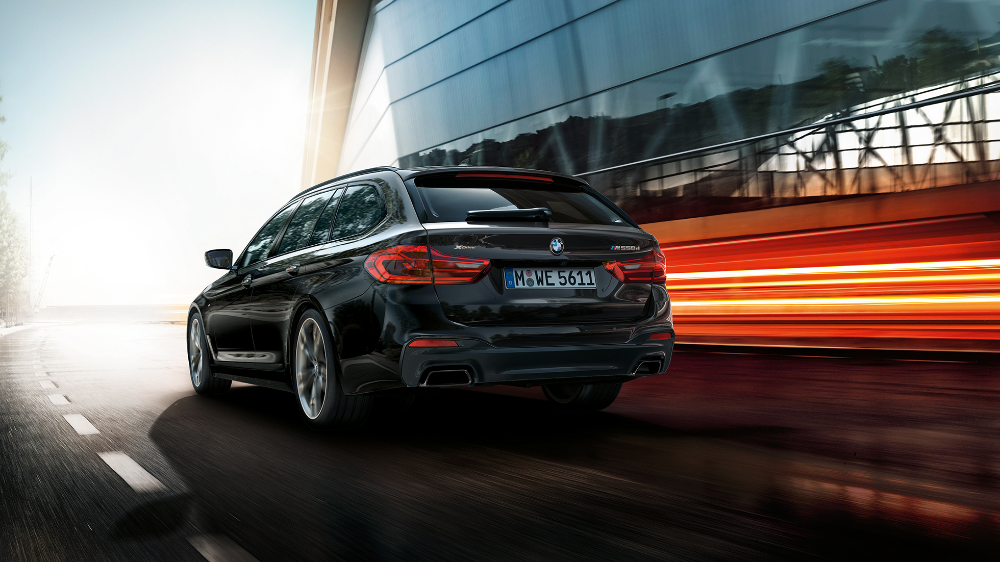 Udvendigt design BMW M550d xDrive Touring Udvendigt design BMW M550d xDrive Touring G31 Azurit Black Metallic set bagfra let drejet BMW M550d Touring højdepunkter
