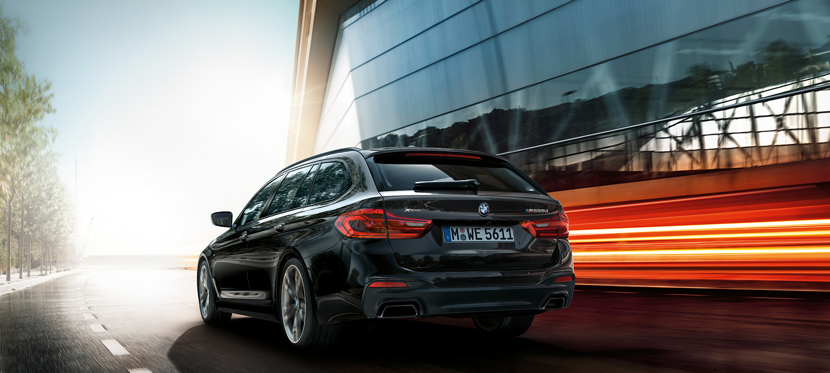 BMW M550d xDrive Touring G31 Azurit Black Metallic set bagfra let drejet BMW M550d Touring