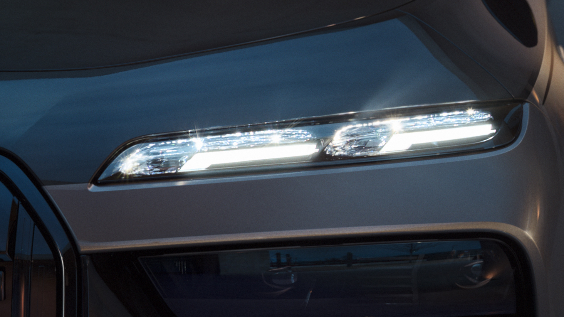 BMW krystalforlygter Iconic Glow BMW M760e xDrive Sedan G70 BMW krystalforlygter Iconic Glow BMW M760e xDrive Sedan G70 BMW Individual two tone-lakering Sapphire Black metallic BMW Individual Dravit Grey metallic nærbillede med tændt lys