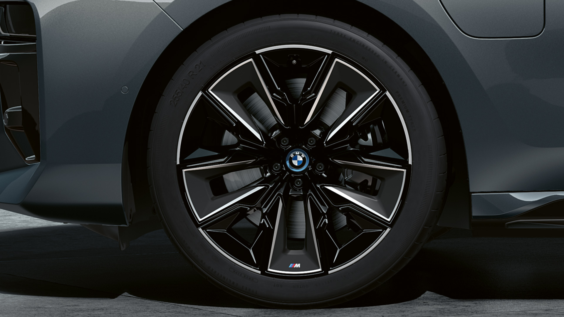 21" aerodynamiske M hjul 909 M Multicolor BMW M760e xDrive Sedan G70 21" aerodynamiske M hjul 909 M Multicolor BMW M760e xDrive Sedan G70 M Performance pakke BMW Individual two tone-lakering Sapphire Black metallic BMW Individual Dravit Grey metallic