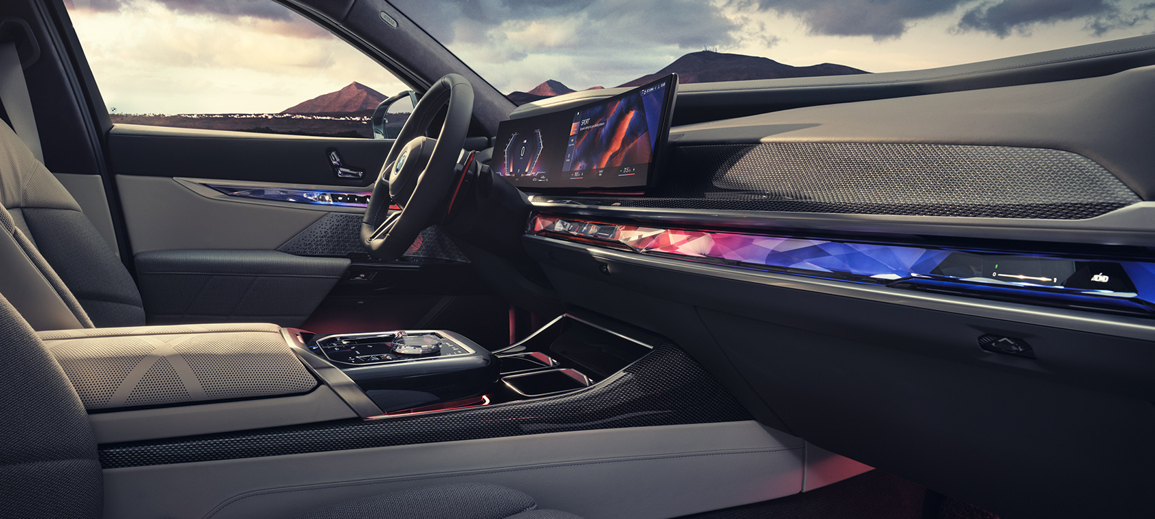 Indvendigt udstyr BMW M760e xDrive Sedan G70 Indvendigt udstyr BMW M760e xDrive Sedan G70 sidevisning fra passagersiden