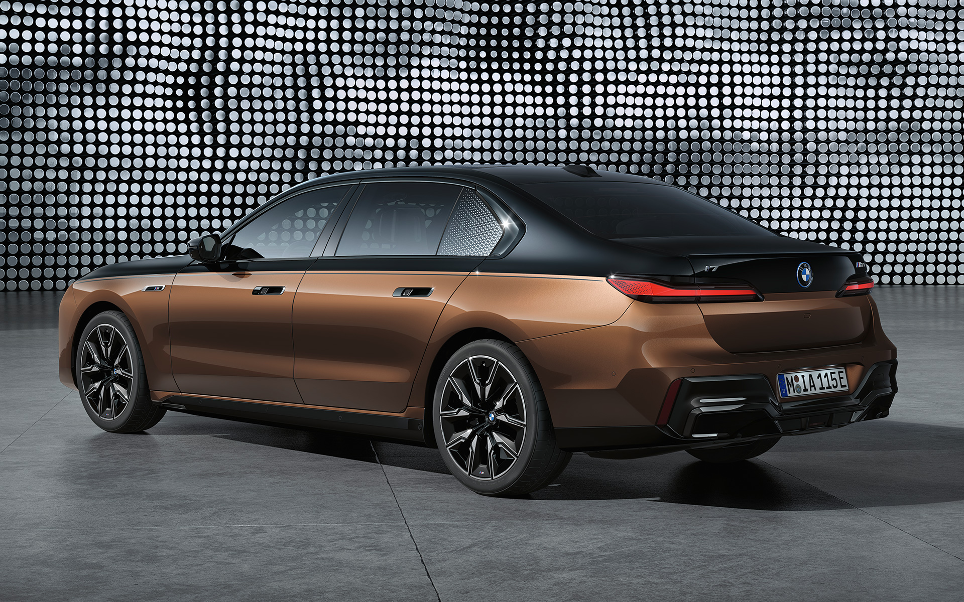 BMW i7 M70 xDrive Sedan G70 udvendigt, Two-Tone-lakering set fra siden
