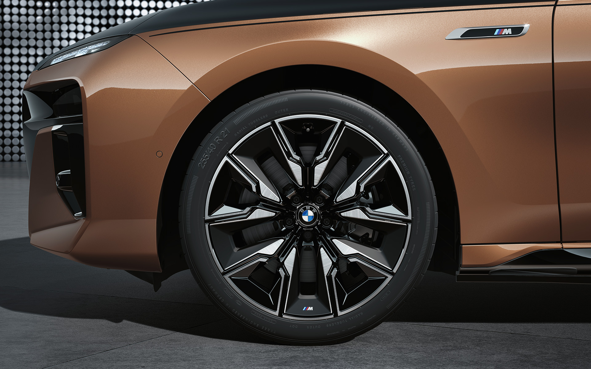 BMW i7 M70 xDrive Sedan G70 21" aerodynamiske M hjul 909 M Multicolor