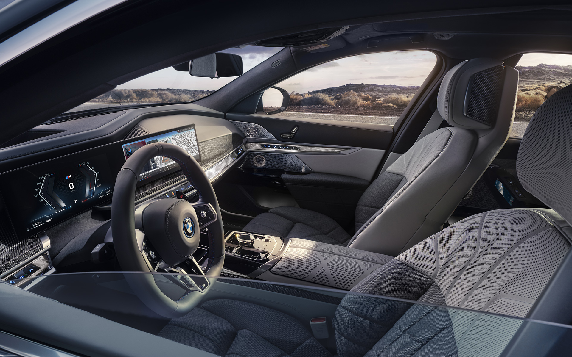 My Mode Sport BMW M760e xDrive Sedan G70 udsigt til interiøret udefra gennem en halvt nedrullet rude.