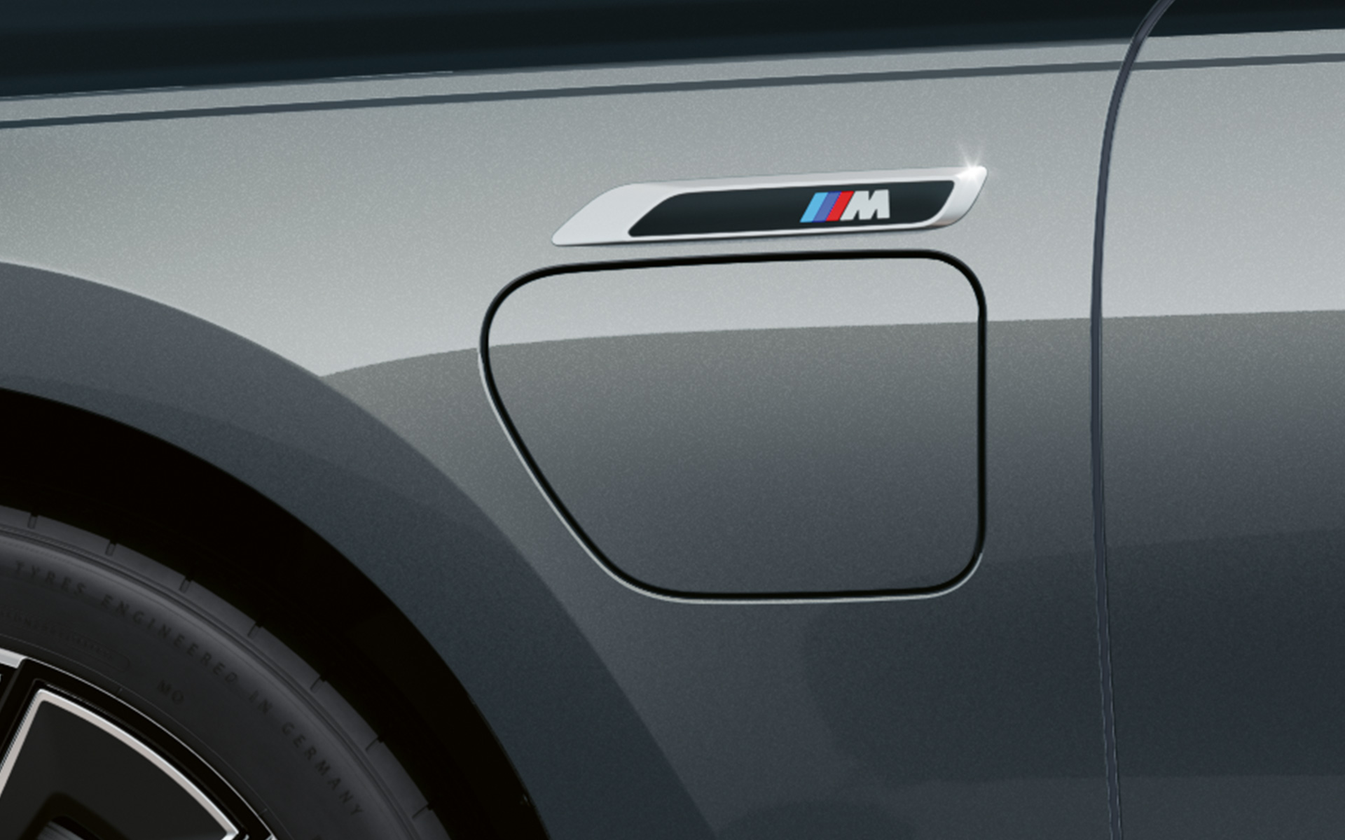 M badge BMW M760e xDrive Sedan G70 M Performance pakke BMW Individual two tone-lakering Sapphire Black metallic BMW Individual Dravit Grey metallic nærbillede set fra siden