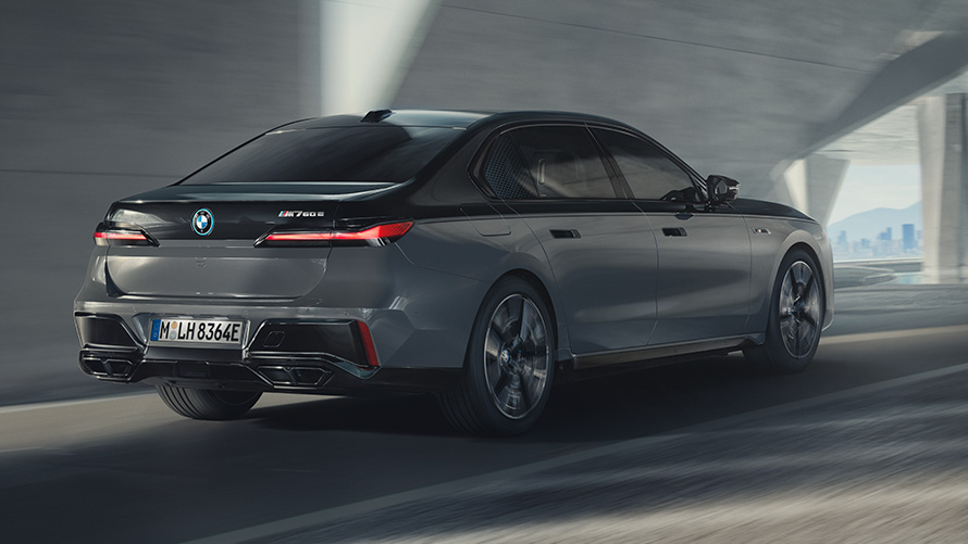 BMW M760e xDrive Sedan G70 M Performance pakke BMW M760e xDrive Sedan G70 M Performance pakke BMW Individual two tone-lakering Sapphire Black metallic BMW Individual Dravit Grey metallic set bagfra let drejet kørende på en vej
