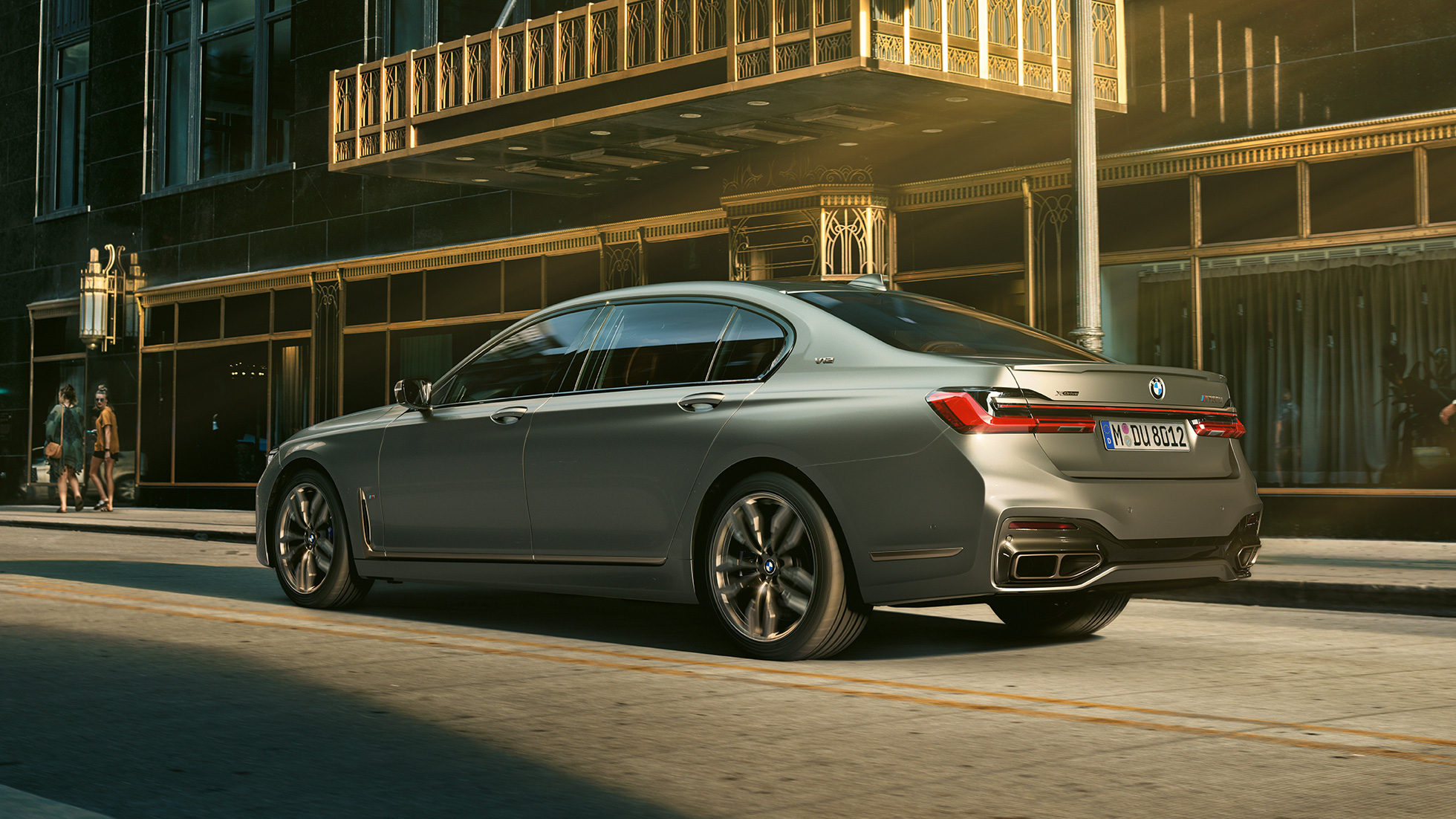 BMW M760Li xDrive Sedan med V12-motor BMW M760Li xDrive Sedan set fra siden foran skyskrabere i urbant miljø