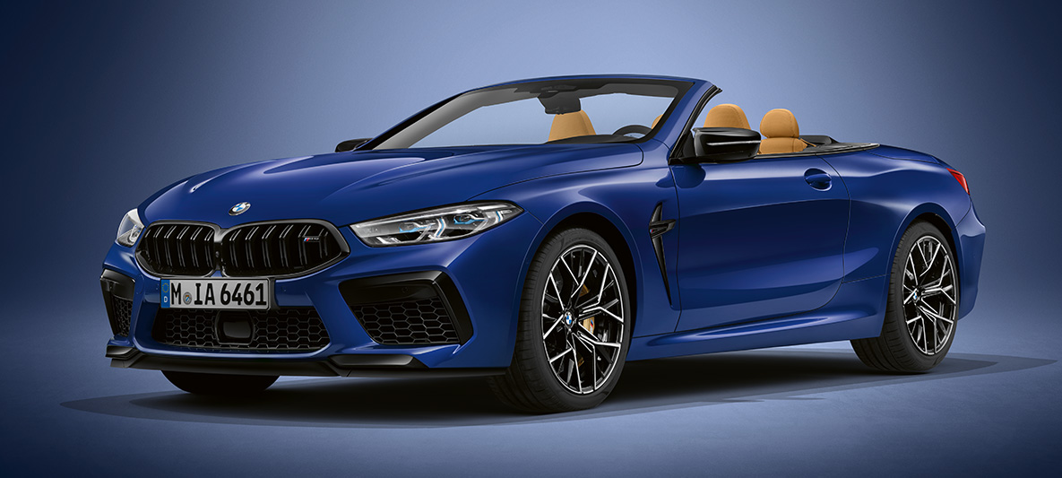 BMW Individual M8 Cabriolet i BMW Individual Tansanit Blue metallic. BMW Individual M8 Cabriolet i BMW Individual Tansanit Blue metallic set forfra let drejet.