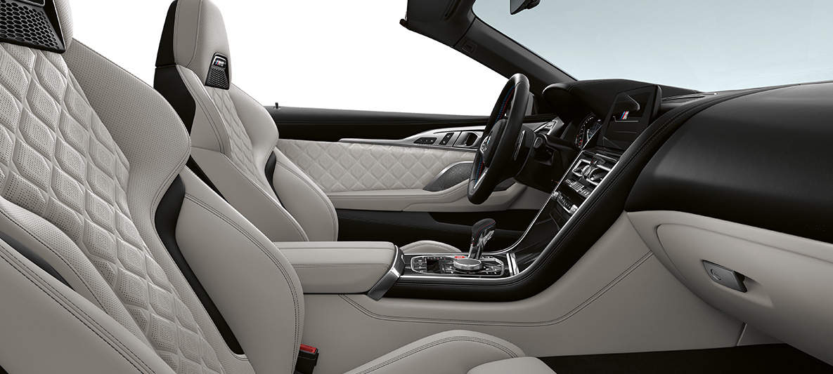 'Merino'-læder | Silverstone og BMW Individual interiørliste i sort pianolak. BMW M8 Competition Cabriolet, interiør 'Merino'-læder | Silverstone og BMW Individual interiørliste i sort pianolak.