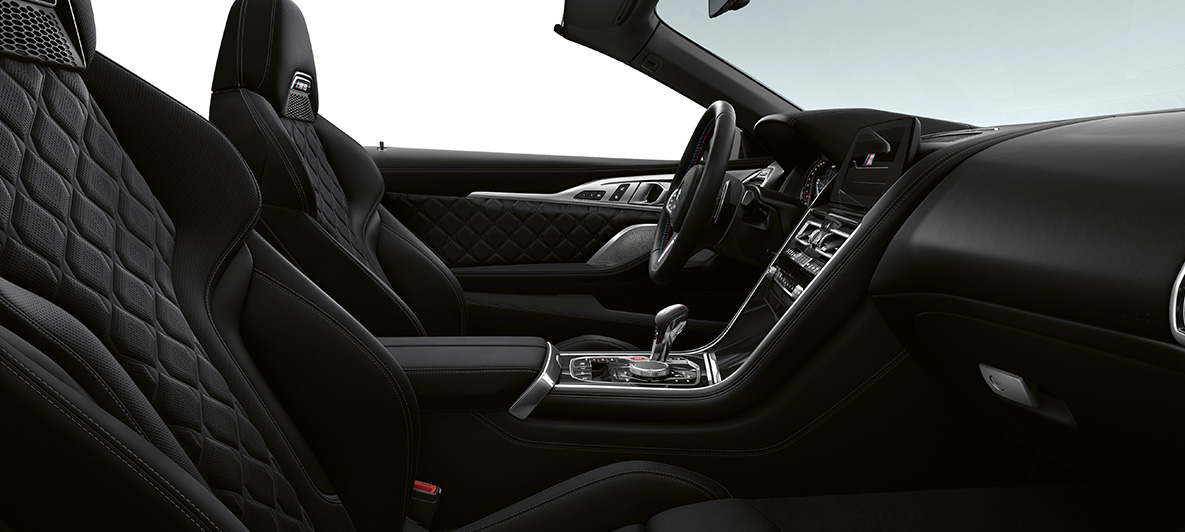 'Merino'-læder | Sort og BMW Individual interiørliste i sort pianolak. BMW M8 Competition Cabriolet, interiør i 'Merino'-læder | Sort og BMW Individual interiørliste i sort pianolak.