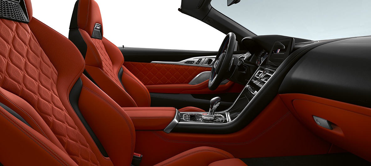 'Merino'-læder | Sakhir Orange og BMW Individual interiørliste i sort pianolak. BMW M8 Competition Cabriolet, interiør i 'Merino'-læder | Sakhir Orange og BMW Individual interiørliste i sort pianolak.