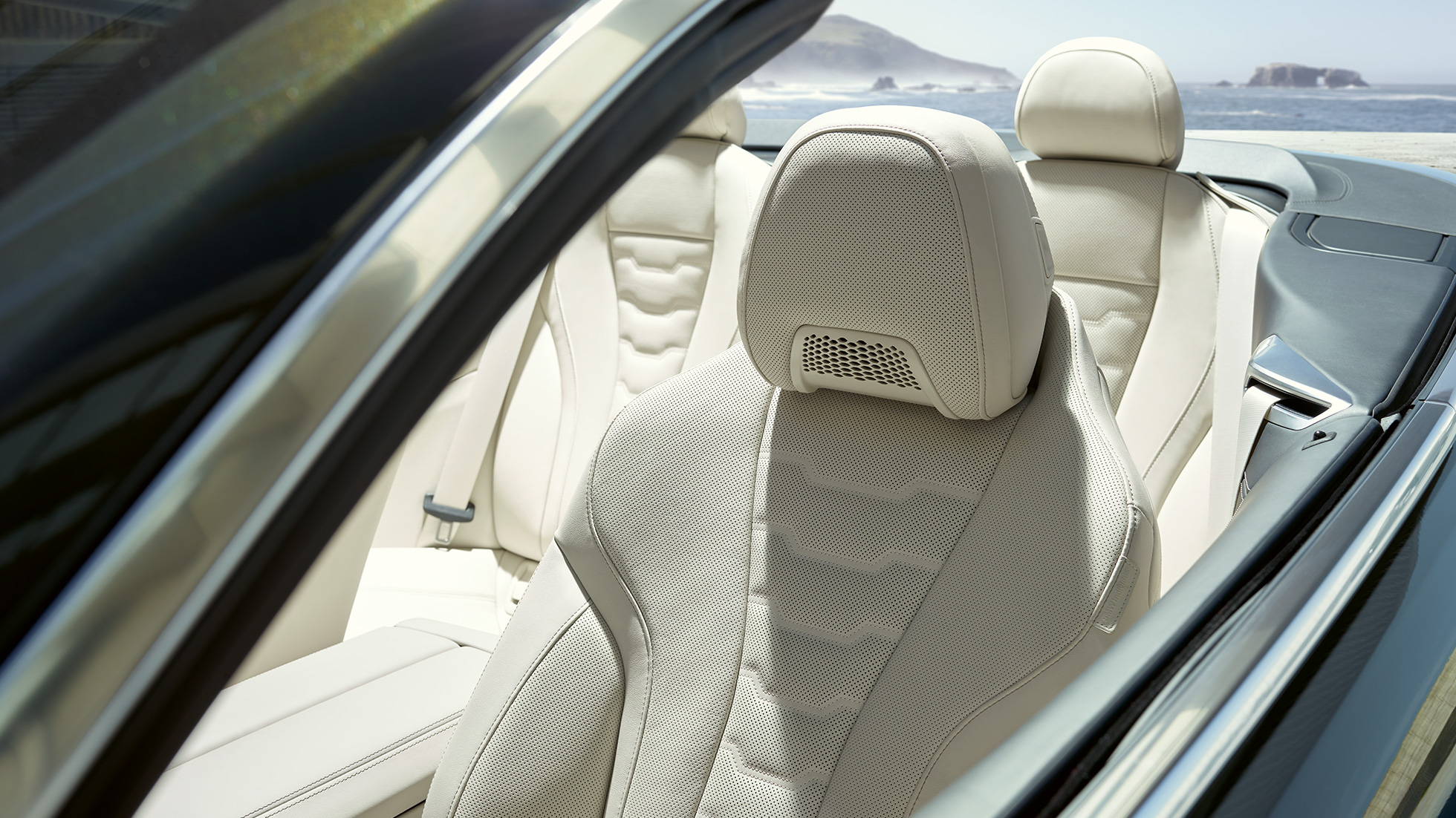 BMW M850i xDrive Cabriolet, multifunktionssæder til fører og passager. BMW M850i xDrive Cabriolet i Dravit Grey metallic med åben kaleche, interiør med multifunktionssæder i BMW Individual 'Merino'-læder i Ivory White.
