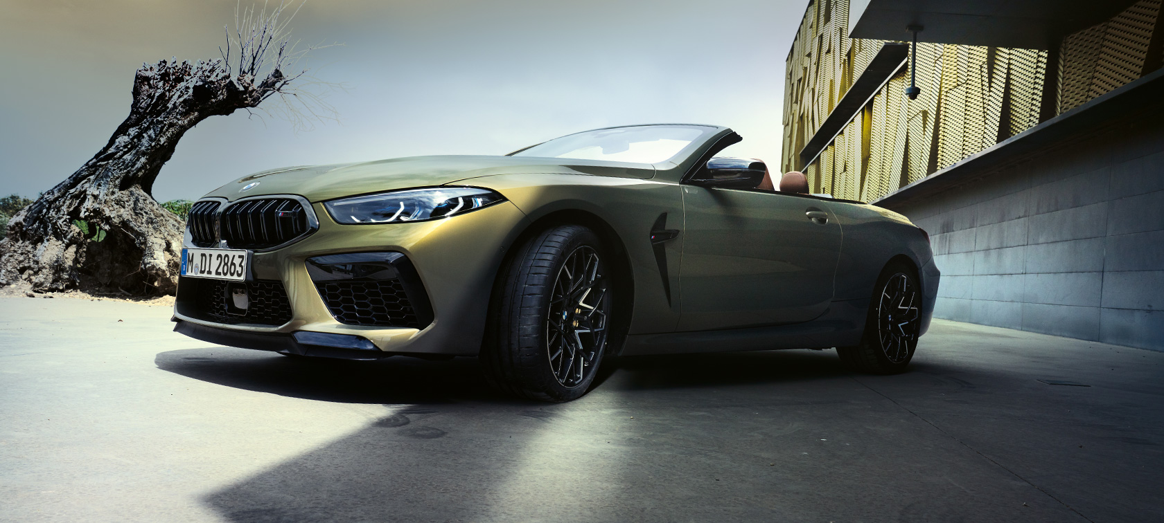 BMW M8 Competition Cabriolet F91 LCI 2022 set forfra let drejet BMW M8 Competition Cabriolet F91 LCI Facelift 2022 BMW Individual Brass metallic set forfra let drejet i frøperspektiv