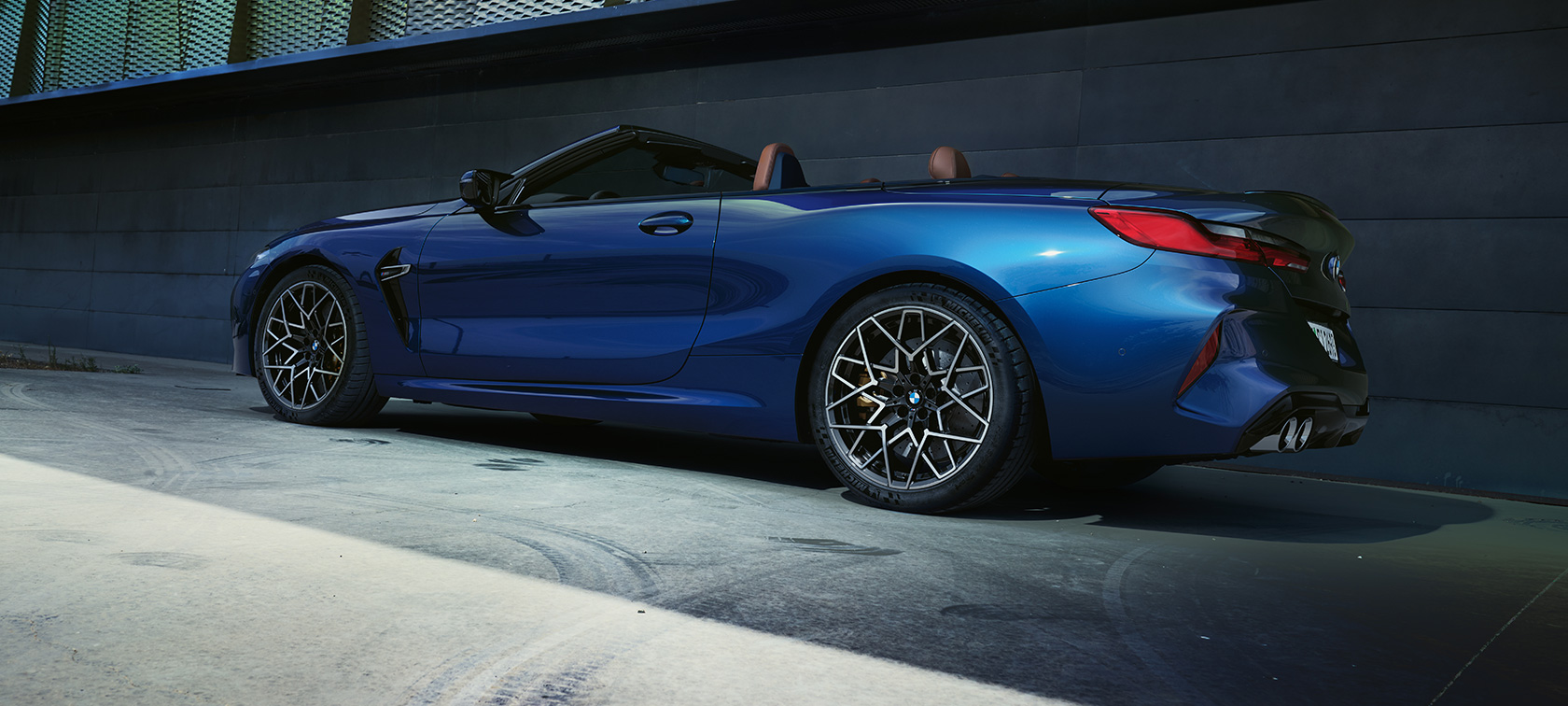 BMW M8 Cabriolet F91 LCI Facelift 2022 set bagfra let drejet BMW M8 Cabriolet F91 LCI Facelift 2022 BMW Individual Tanzanite Blue metallic set bagfra let drejet