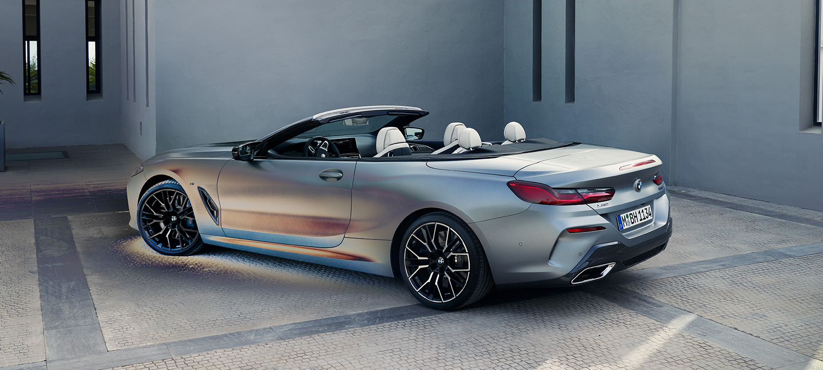BMW M850i xDrive Cabriolet G14 LCI Facelift 2022 set bagfra let drejet BMW M850i xDrive Cabriolet G14 LCI Facelift 2022 BMW Individual Frozen Pure Grey metallic set bagfra let drejet stående
