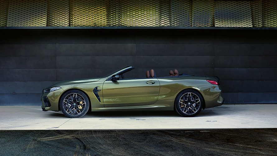 Tekniske data BMW M8 Competition Cabriolet F91 LCI Facelift 2022 BMW M8 Competition Cabriolet F91 LCI Facelift 2022 BMW Individual Brass metallic set fra siden på scene tekniske data