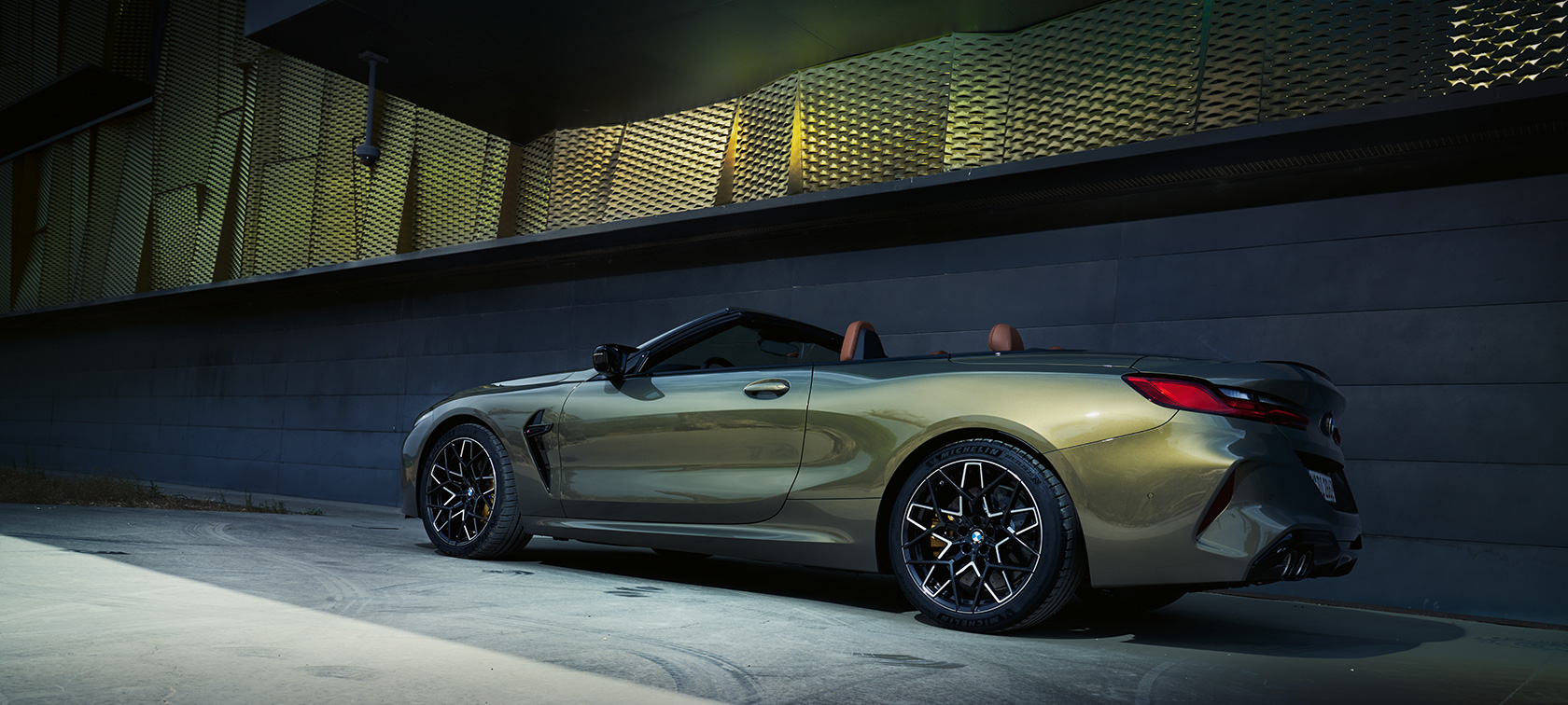BMW M8 Competition Cabriolet F91 LCI Facelift 2022 BMW Individual Brass metallic set fra siden let drejet stående foran mur