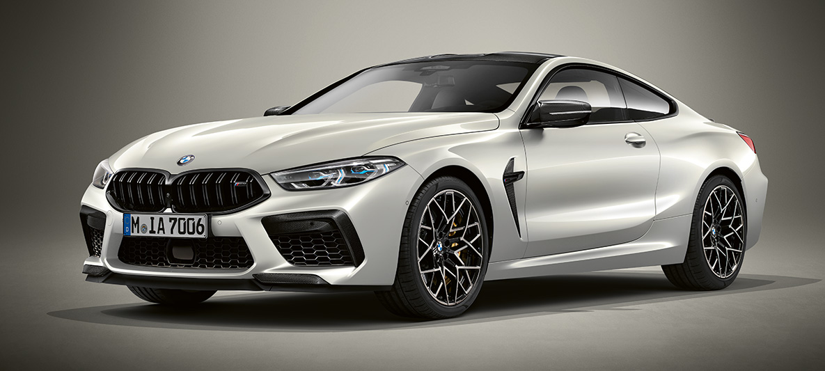 BMW Individual M8 Coupé i BMW Individual Brillant White metallic. BMW Individual M8 Coupé i BMW Individual Brillant White metallic set forfra let drejet.