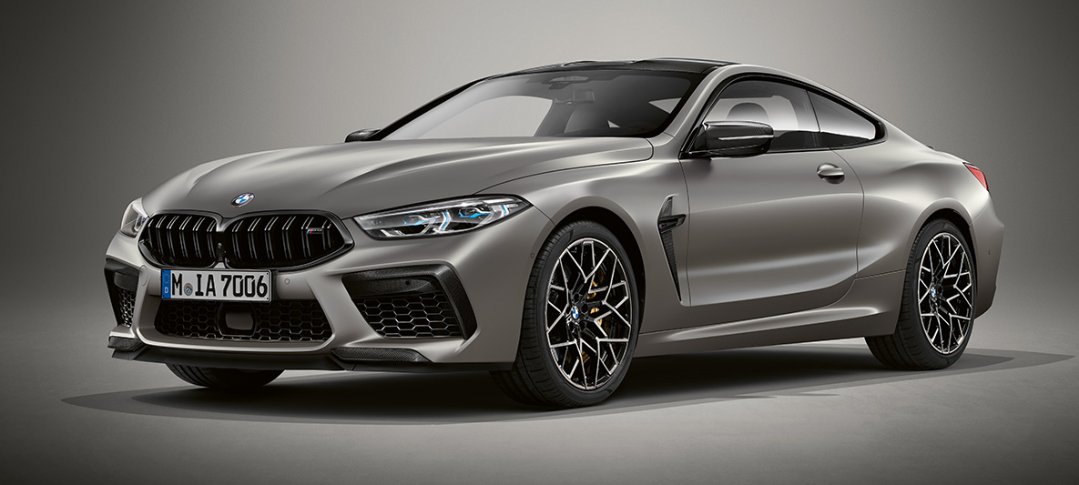 BMW Individual M8 Coupé i BMW Individual Frozen Dark Silver metallic. BMW Individual M8 Coupé i BMW Individual Frozen Dark Silver metallic set forfra let drejet.