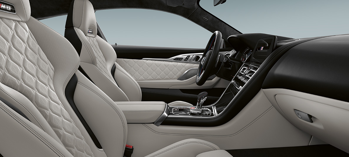 'Merino'-læder | Silverstone og BMW Individual interiørliste i sort pianolak. BMW Individual M8 Coupé, interiør med 'Merino'-læder | Silverstone og BMW Individual interiørliste i sort pianolak.