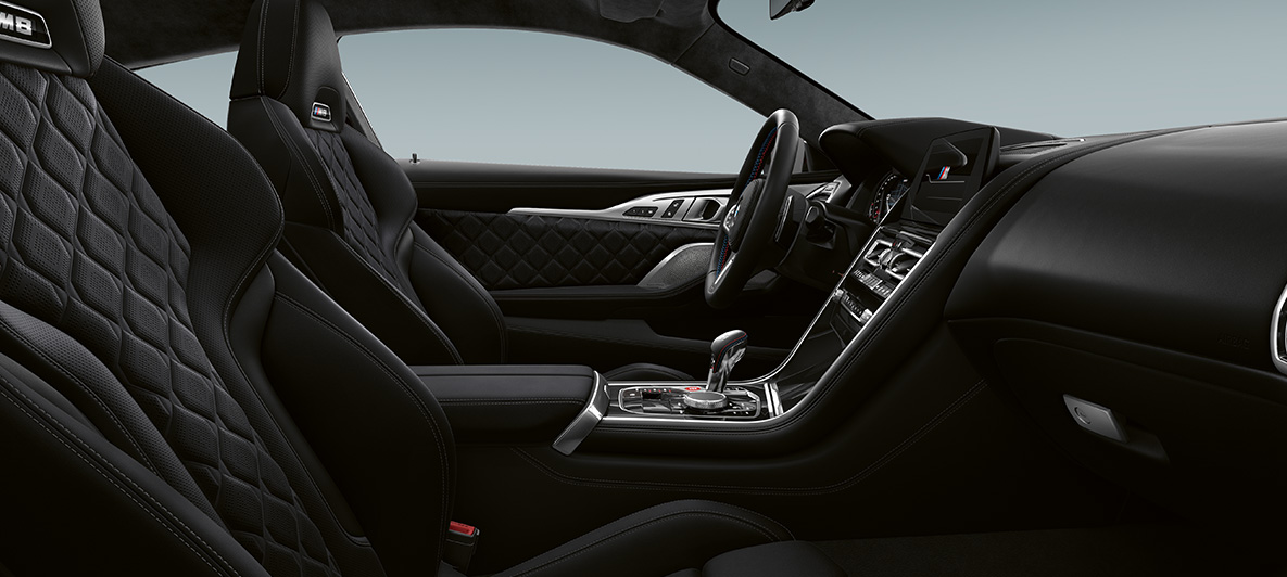 'Merino'-læder | Sort og BMW Individual interiørliste i sort pianolak. BMW M8 Competition Coupé, interiør i 'Merino'-læder | Sort og BMW Individual interiørliste i sort pianolak.