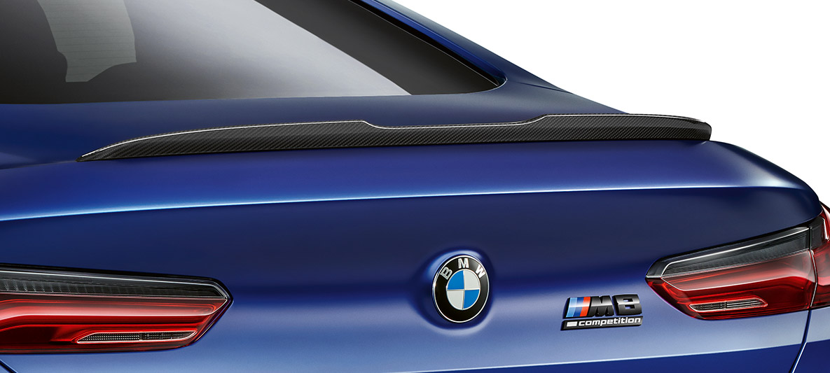 Hækspoiler i kulfiber. BMW M8 Competition Coupé, M Carbon eksteriørpakkens hækspoiler.