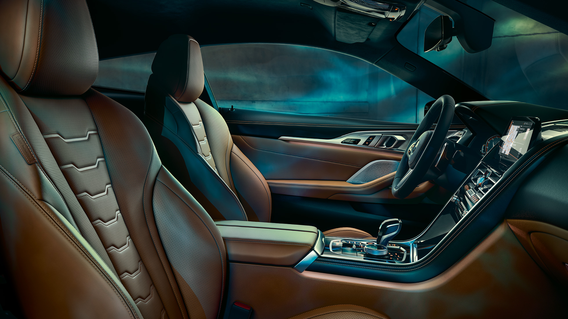 BMW M850i xDrive Coupé, interiør. BMW M850i xDrive Coupé, interiør med multifunktionssæder i BMW Individual udvidet læderindtræk 'Merino' Tartufo/sort.