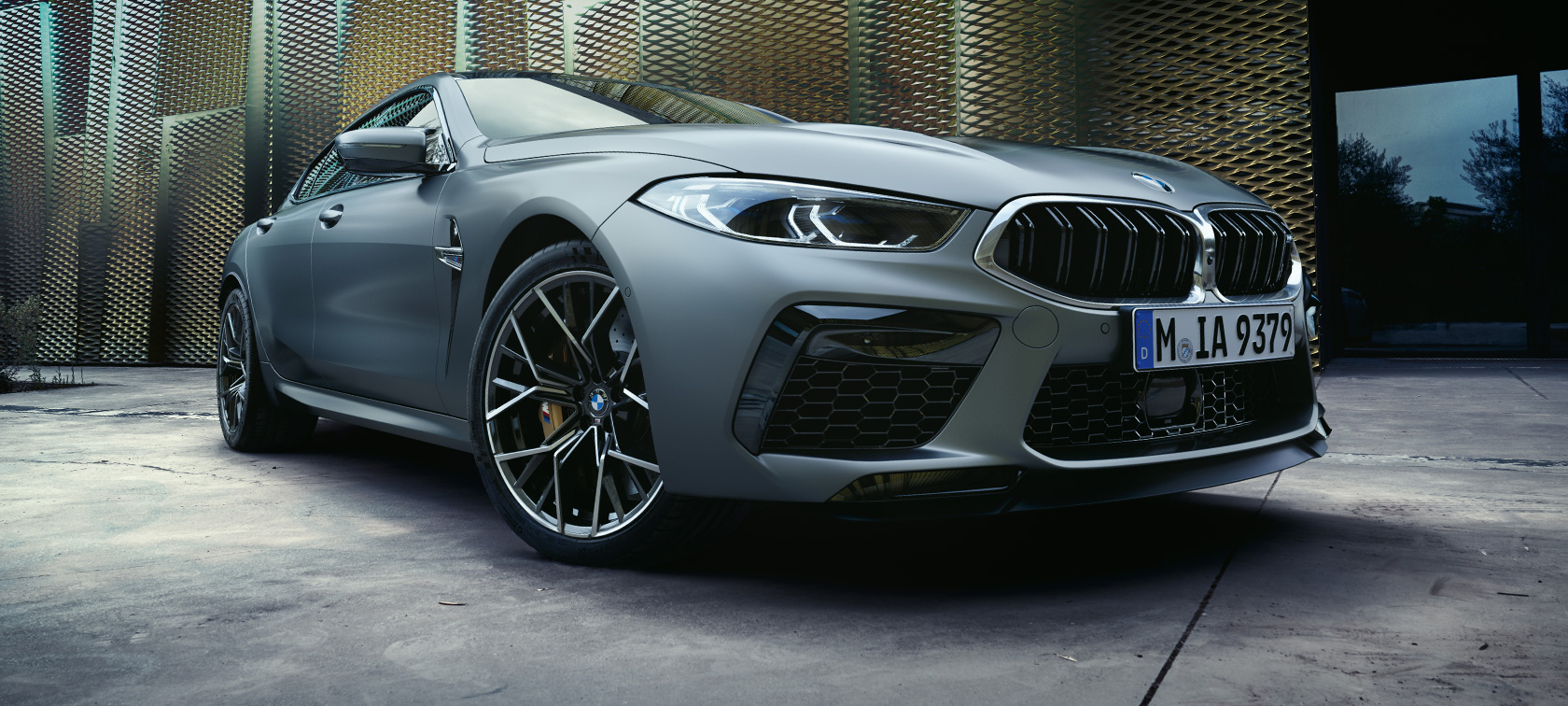 BMW M8 Gran Coupé F93 LCI Facelift 2022 set forfra let drejet BMW M8 Gran Coupé F93 LCI Facelift 2022 BMW Individual Frozen Pure Grey metallic set forfra let drejet i frøperspektiv