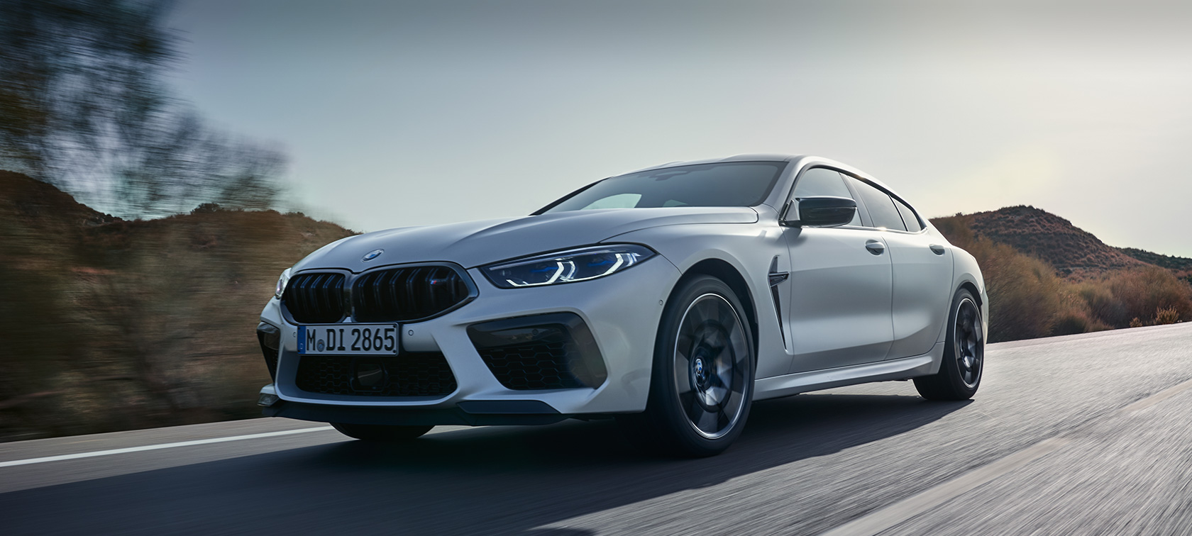 BMW M8 Competition Gran Coupé F93 LCI Facelift 2022 BMW Individual Frozen Brilliant White metallic set forfra let drejet kørende