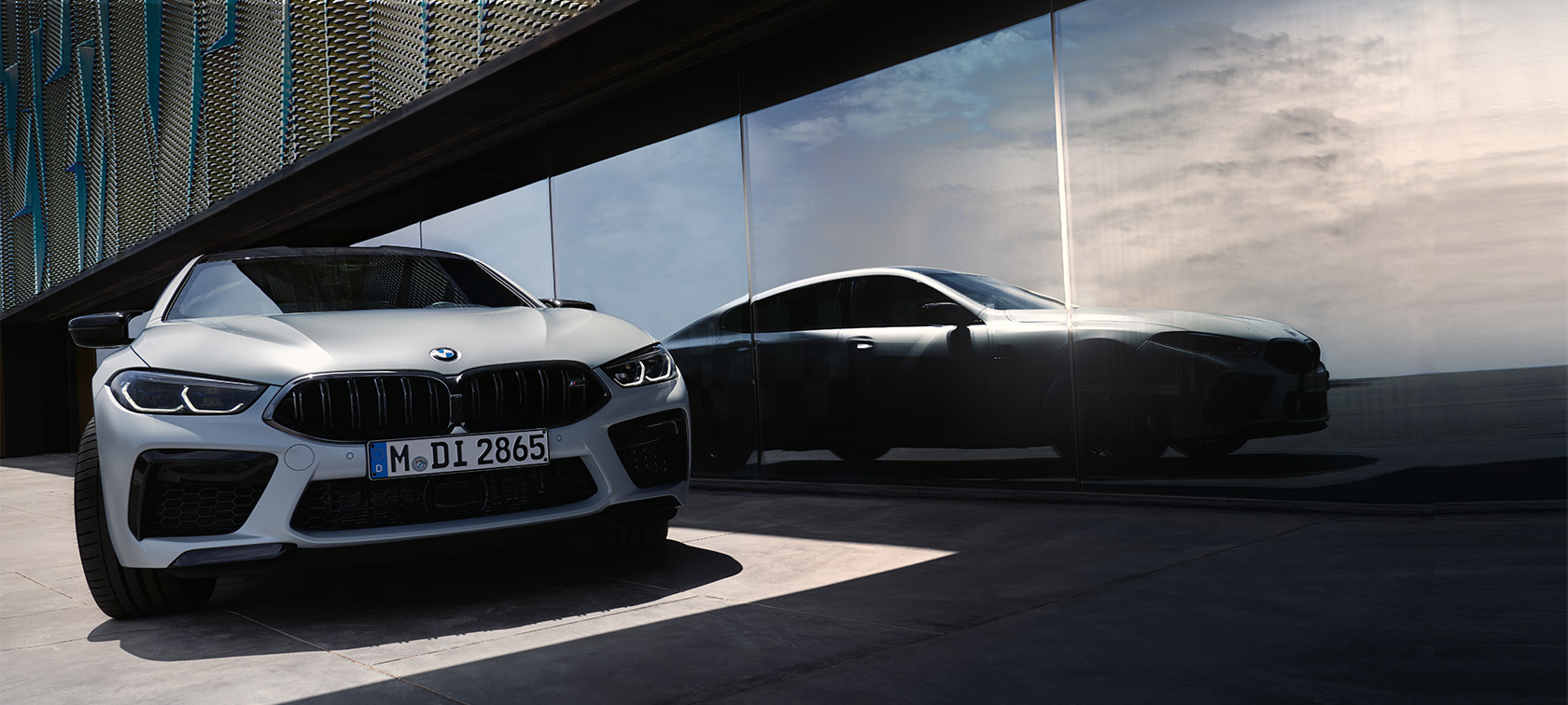 BMW M8 Competition Gran Coupé F93 LCI Facelift 2022 set forfra BMW M8 Competition Gran Coupé F93 LCI Facelift 2022 BMW Individual BMW Individual Frozen Brilliant White metallic set forfra med spejling af silhuetten på rudefronten