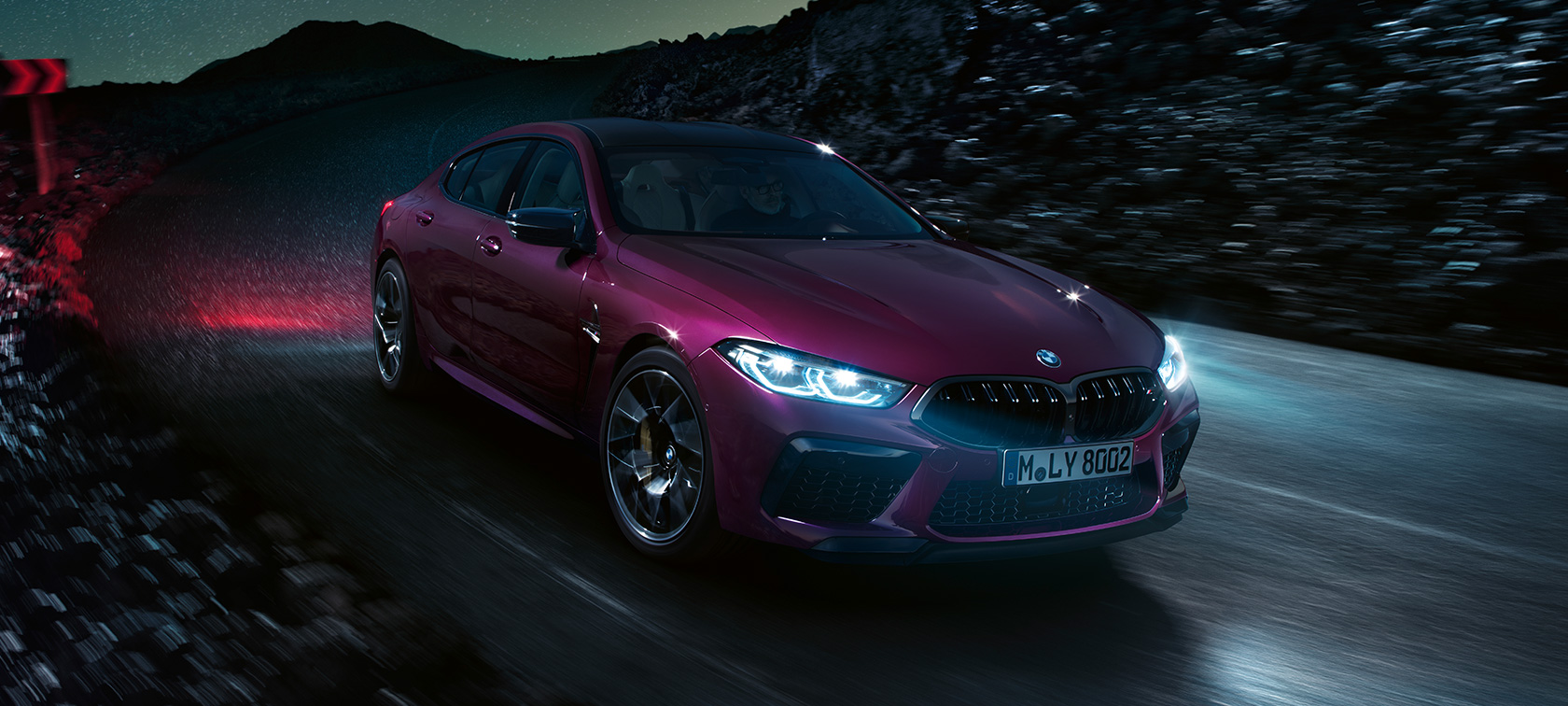 BMW M8 Competition Gran Coupé set forfra let drejet BMW M8 Competition Gran Coupé F93 2020 BMW Individual Ametrin Metallic set forfra let drejet kørende om natten