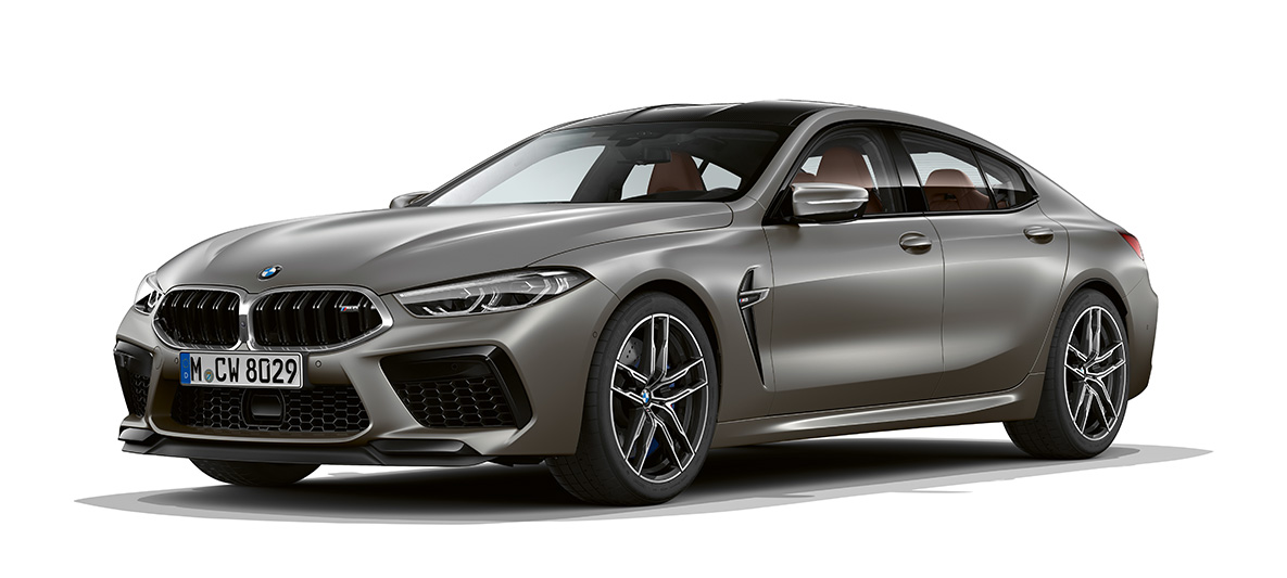 BMW M8 Gran Coupé set fra siden let drejet BMW M8 Gran Coupé F93 2020 BMW Individual Frozen Dark Silver set fra siden let drejet