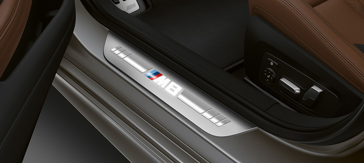 Indstigningsliste BMW M8 Gran Coupé Indstigningsliste med M8 logo BMW M8 Gran Coupé F93 2020 kabine