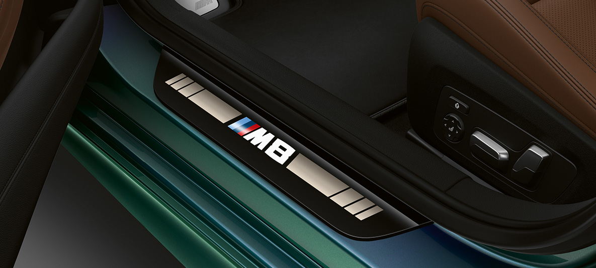 Indstigningsliste BMW M8 Gran Coupé First Edition Indstigningsliste med M8 logo BMW M8 Gran Coupé First Edition F93 2020 BMW Individual Aurora Diamond Green Metallic kabine