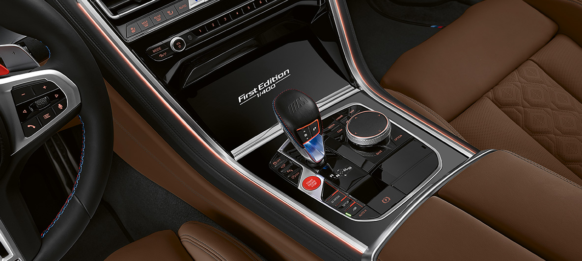 "First Edition"-logo BMW M8 Gran Coupé First Edition "First Edition"-logo BMW M8 Gran Coupé First Edition F93 2020 BMW Individual Aurora Diamond Green Metallic kabine