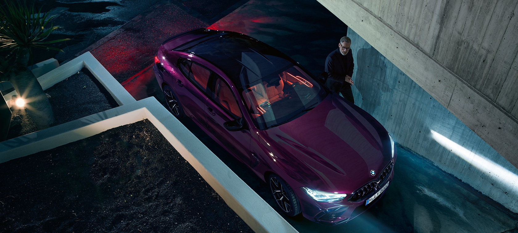 BMW M8 Competition Gran Coupé fugleperspektiv BMW M8 Competition Gran Coupé F93 2020 BMW Individual Ametrin Metallic stående foran bygning fugleperspektiv