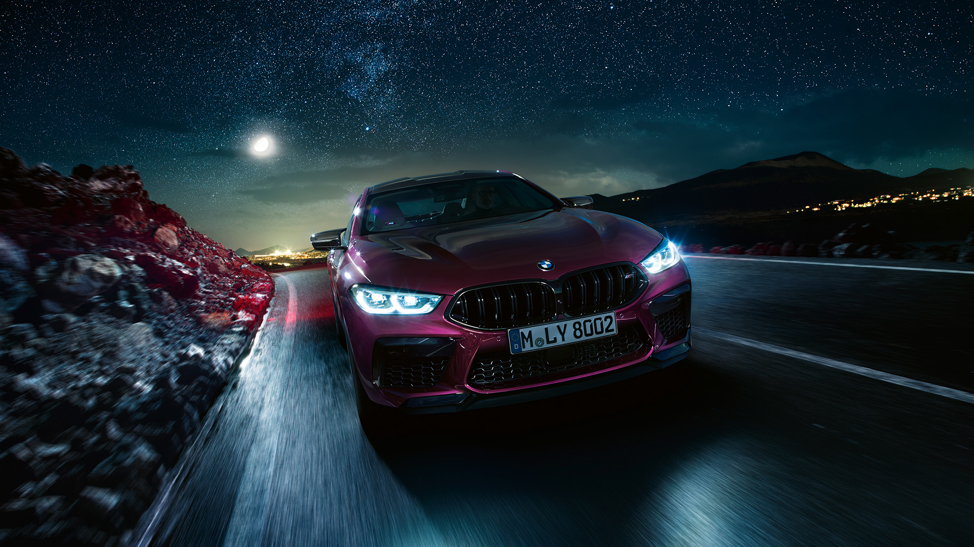 BMW M8 Competition Gran Coupé set forfra kørende BMW M8 Competition Gran Coupé F93 2020 BMW Individual Ametrin Metallic set forfra kørende