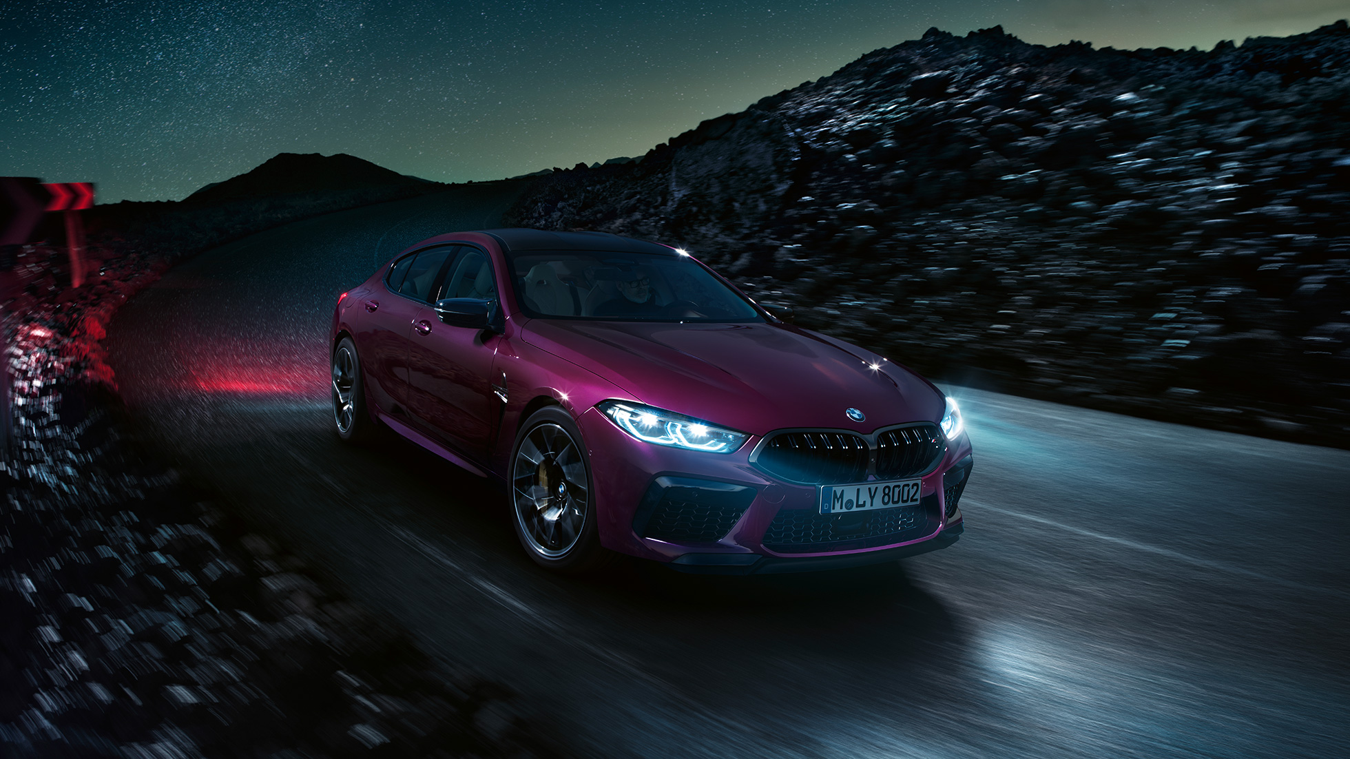 BMW M8 Competition Gran Coupé set forfra let drejet BMW M8 Competition Gran Coupé F93 2020 BMW Individual Ametrin Metallic set forfra let drejet