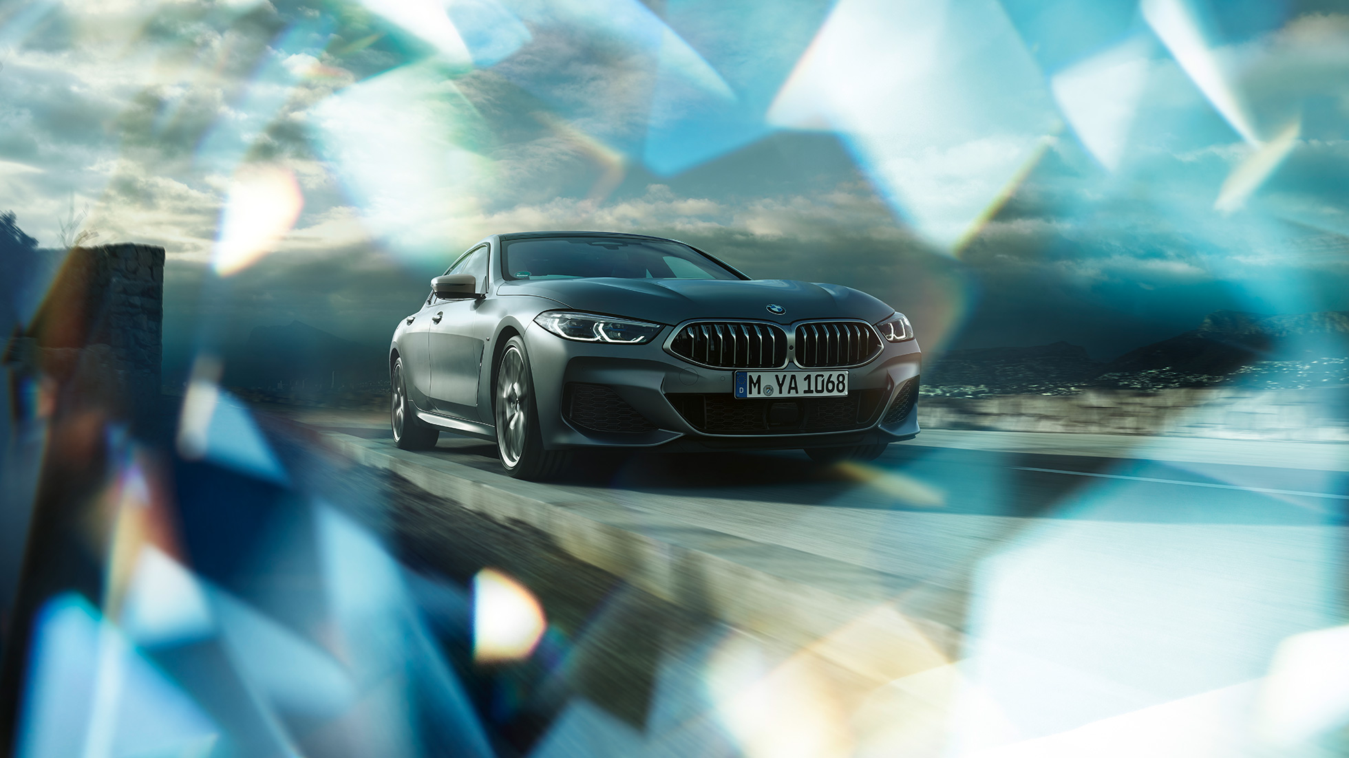 BMW M850i xDrive Gran Coupé set forfra let drejet BMW M850i xDrive Gran Coupé G16 2019 BMW Individual Frozen Bluestone Metallic set forfra let drejet