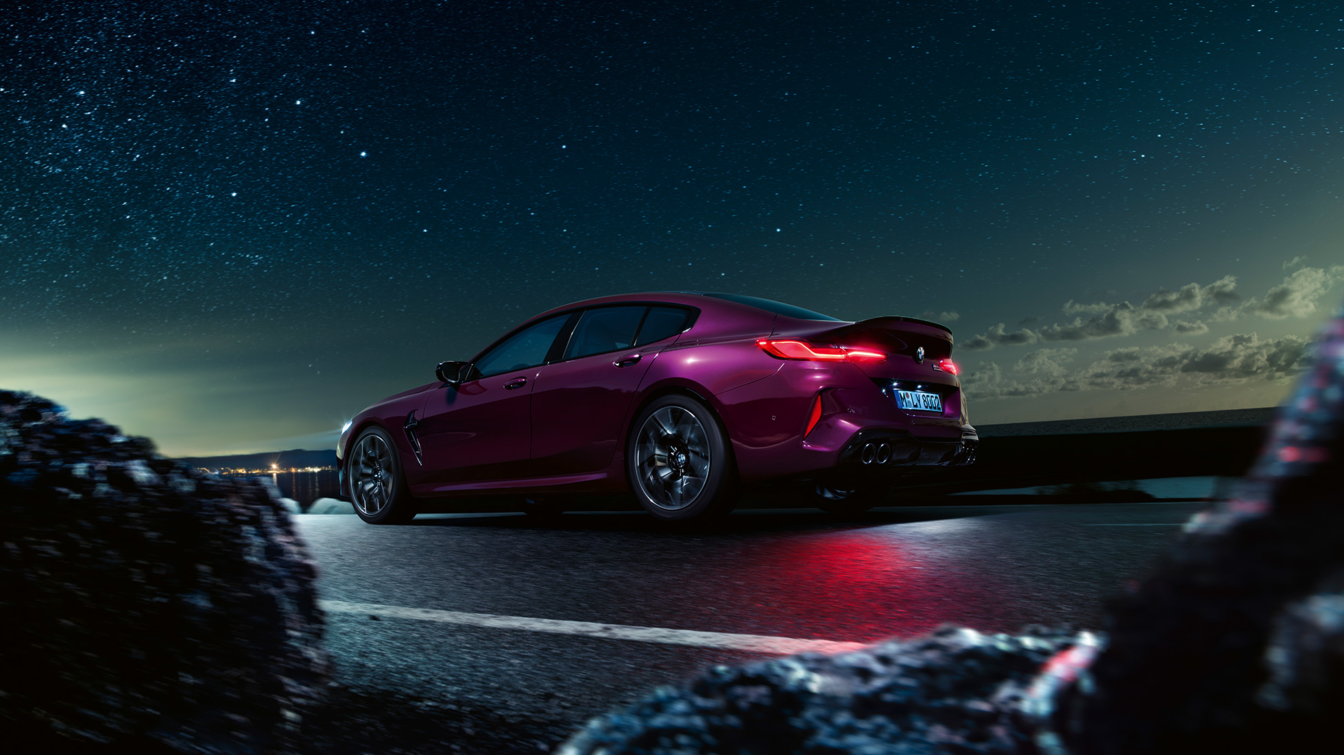 BMW M8 Competition Gran Coupé set bagfra let drejet frøperspektiv BMW M8 Competition Gran Coupé F93 2020 BMW Individual Ametrin Metallic set bagfra let drejet frøperspektiv