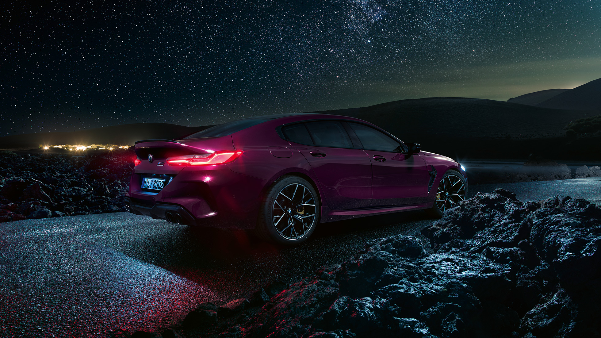 BMW M8 Competition Gran Coupé set fra siden let drejet bagfra BMW M8 Competition Gran Coupé F93 2020 BMW Individual Ametrin Metallic set fra siden let drejet bagfra