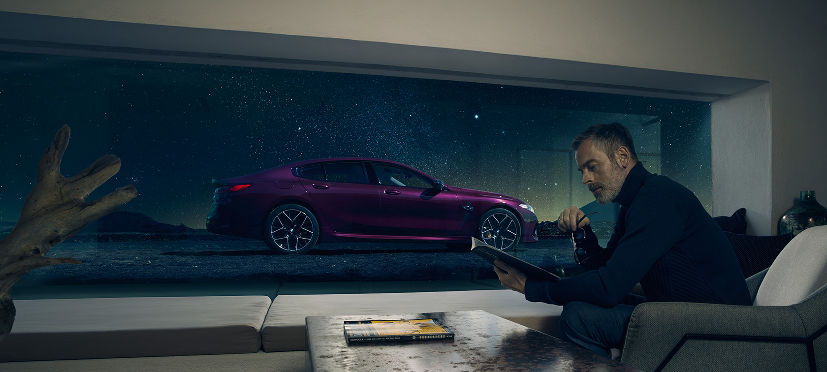 BMW M8 Competition Gran Coupé set fra siden gennem en rude BMW M8 Competition Gran Coupé F93 2020 BMW Individual Ametrin Metallic set fra siden gennem en rude