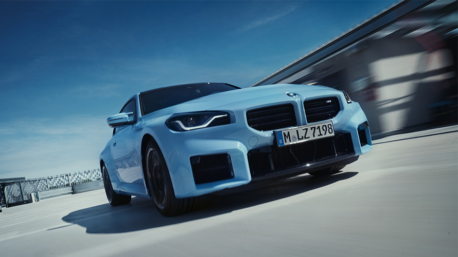 BMW M2 G87 set forfra kørende på vejen BMW M BMW M2 G87 set forfra kørende på vejen