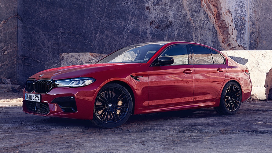 BMW M5 F90 set forfra let drejet kørende på vej BMW M-modeller BMW M5 F90 set forfra let drejet kørende på vej