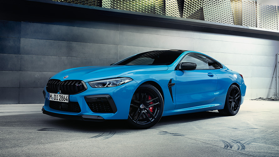 BMW M8 F92 set bagfra let drejet parkeret med model BMW M-modeller BMW M8 F92 set bagfra let drejet parkeret med model