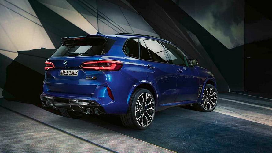 BMW X5 M F95 set bagfra let drejet parkeret BMW M-modeller BMW X5 M F95 set bagfra let drejet parkeret