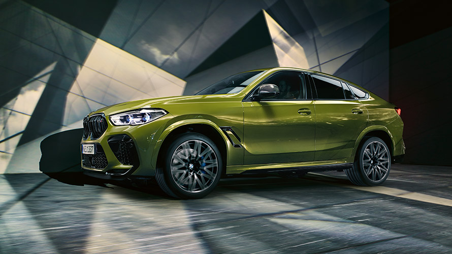 BMW X6 M F96 set fra siden let drejet parkeret BMW M-modeller BMW X6 M F96 set fra siden let drejet parkeret