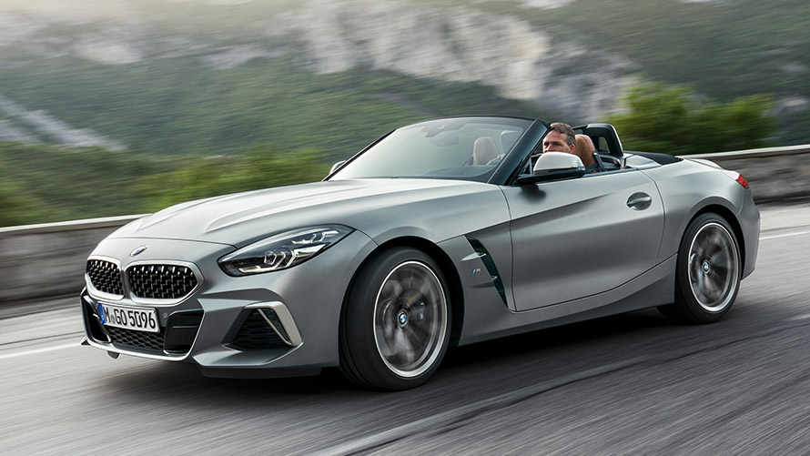 BMW Z4 M G29 set fra siden let drejet kørende på vej BMW M-modeller BMW Z4 M G29 set fra siden let drejet kørende på vej